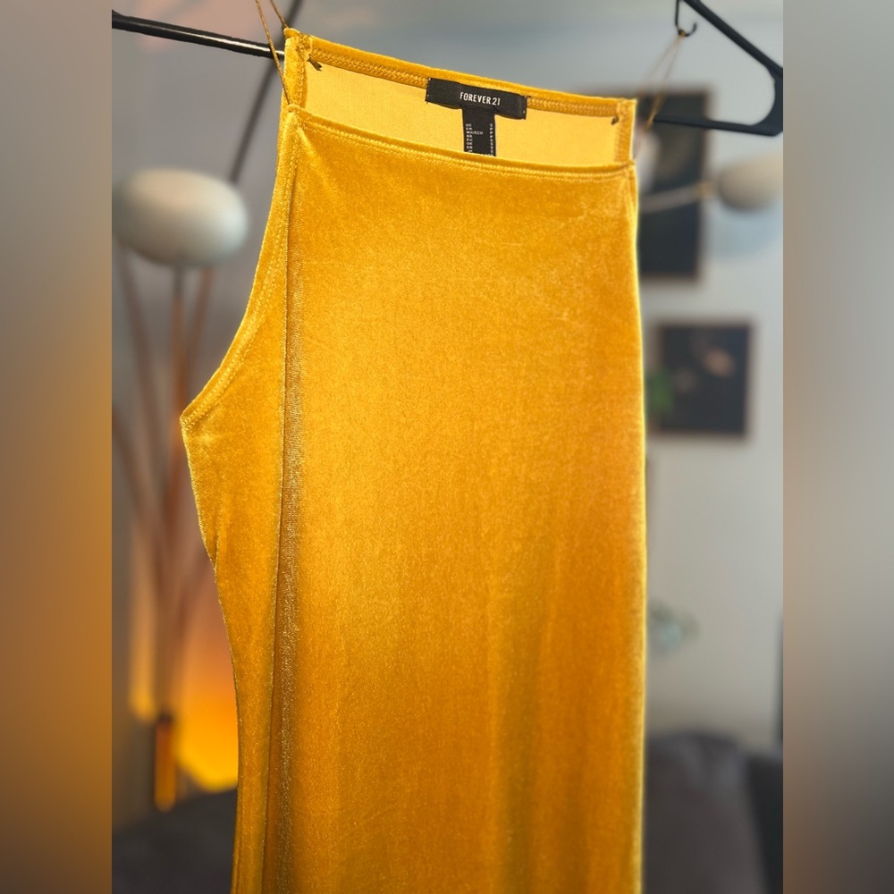 Forever 21 mustard Velvet Dress
Size: S